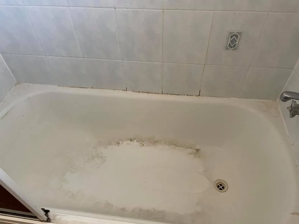 Staining and residue in a bathtub before cleaning